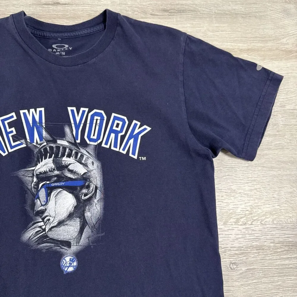 New York Yankees Shirt Oakley Men's Blue Medium Statue Of Liberty MLB Tee